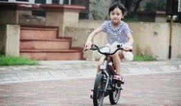 娱乐吃瓜酱骑车摔倒,健康安全不容忽视