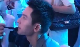 娱乐吃瓜女明星敬酒,敬酒瞬间，女明星们的“吃瓜”时刻