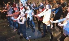 娱乐吃瓜酱甩手舞,娱乐吃瓜酱引领潮流新风尚